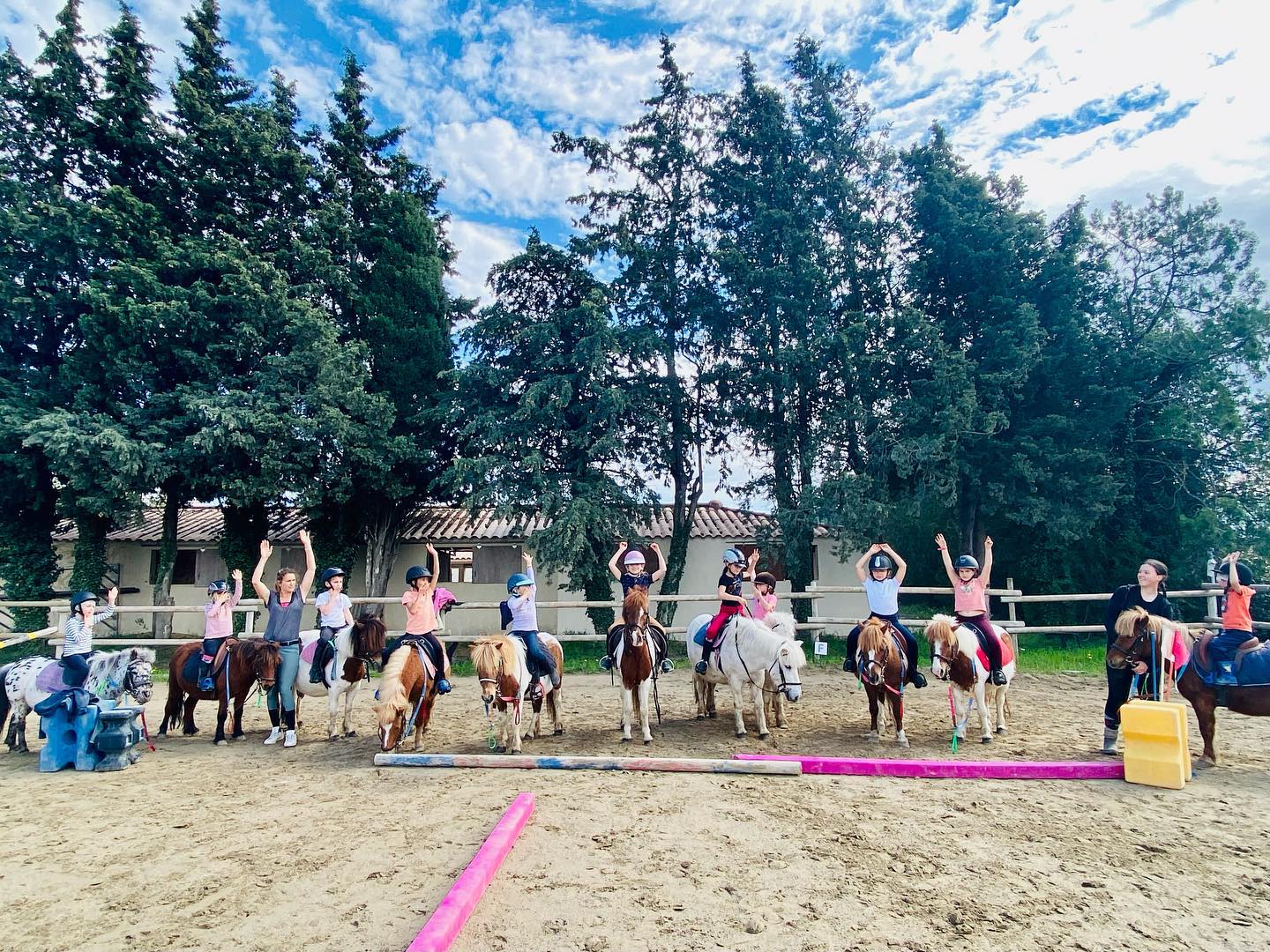 Enfants à poney en carrière lors d’un stage au domaine