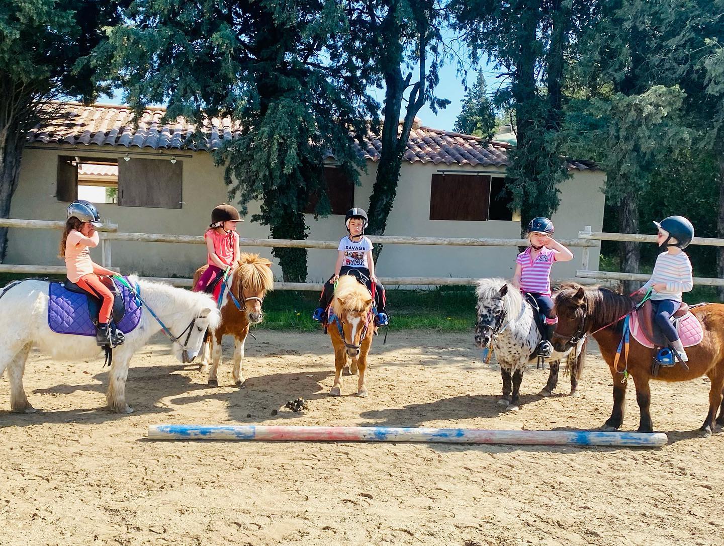 Jeunes cavaliers à poney en carrière au domaine